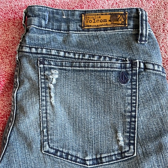 Women's Volcom ripped style jeans. - Picture 5 of 6